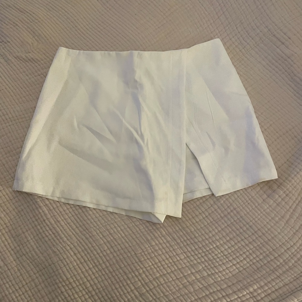 Ovi - White high-waisted mini skort